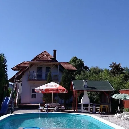 Mit Pool Direkt Am See, Ufergrundstueck