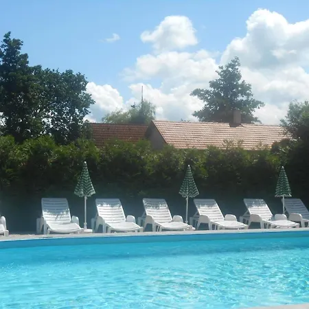 Mit Pool Direkt Am See, Ufergrundstueck